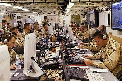 Personal especializado del ejército estadounidense, en un centro de comunicaciones instalado en Qatar en 2003.