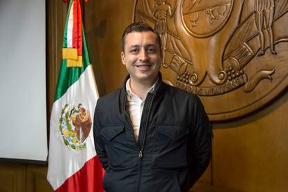 Luis Donaldo Colosio en su oficina de Gobierno en Monterrey, Nuevo León. México.
