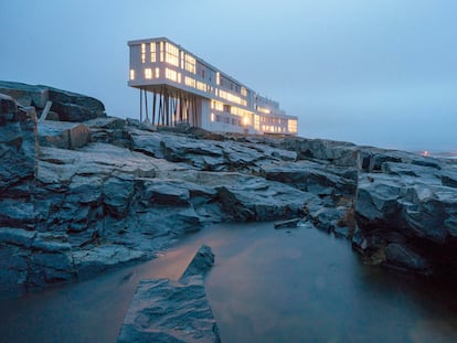 En la isla de Fogo, en Terranova (Canadá), se erige como una aparición este lujoso edificio inspirado en tradiciones pesqueras.