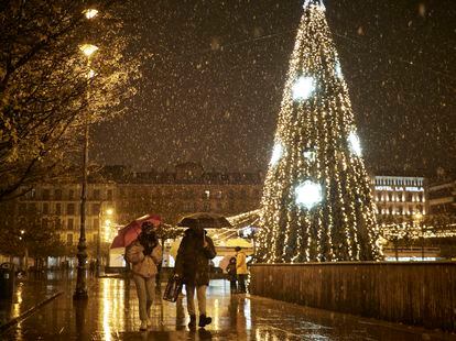 Several people walk under the snow, on November 27, in Pamplona.
