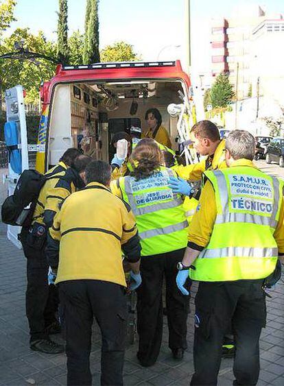 Sanitarios de SAMUR Protección Civil introducen en la ambulancia al herido.