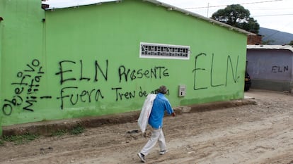 Paredes con pintadas alusivas a la guerrilla del ELN, en el poblado colombiano de Villa del Rosario, fronterizo con Venezuela, en mayo de 2022.