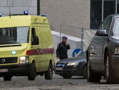 El veh&iacute;culo policial que traslada a Ablesdam abandona este s&aacute;bado las dependencias policiales. 