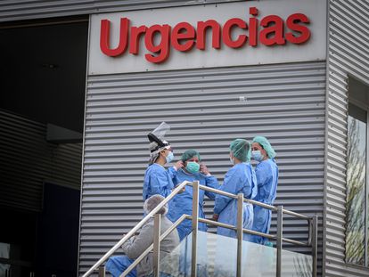 Personal sanitario en la entrada de urgencias en el hospital de Alcalá de Henares, este domingo