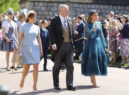 El duque de York acompañado de sus hijas Eugenia (izquierda) y Beatriz llegan a la capilla de San Jorge.