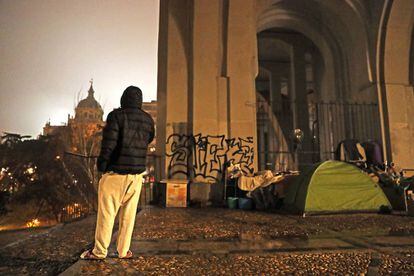 Las rejas instaladas bajo el viaducto de la calle Bailén, en Madrid, impiden que los sin hogar se refugien tras ellas de las inclemencias del tiempo. 