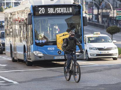 Un ciclista, pedaleando por un ciclocarril en la calle de Alcalá, cerca de Cibeles.