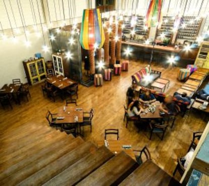 A casi 4.000 metros de altitud, el local seduce a propios y extraños. Los foodies más exquisitos del mundo vuelan a La Paz para conocer el nuevo restaurante. Los vecinos del barrio de Calacoto también cruzan sus puertas.