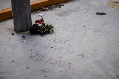 Una pintada en el suelo marca el lugar donde murió Salazar.