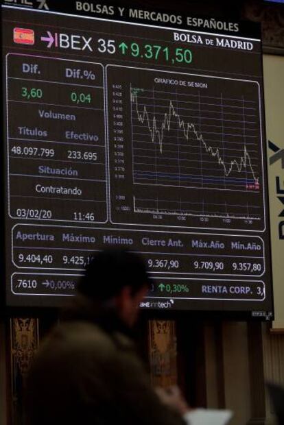 Paneles de información bursátil en la Bolsa de Madrid.