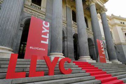 El palacio de la Bolsa decorado con el logo de LLYC el pasado 22 de julio.