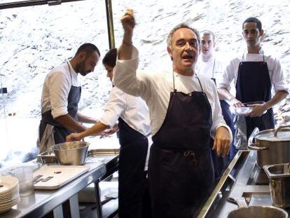 Ferran Adri&agrave;, en el restaurante de Roses durante los preparativos para la &uacute;ltima cena que se dio hace un a&ntilde;o. 