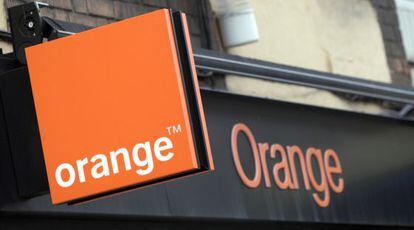 Logotipo en la fachada de una tienda de Orange.