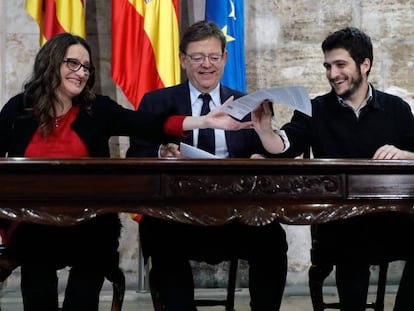 El presidente de la Generalitat, Ximo Puig, la vicepresidenta del Consell, Mónica Oltra, y el líder de Podem, Antonio Estañ, en la firma el pasado octubre del proyecto de Presupuestos para 2019. 