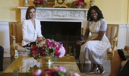 La reina Letizia y la primera dama, Michelle Obama, durante el encuentro que han mantenido en la Casa Blanca, como parte del primer viaje oficial que los Reyes.