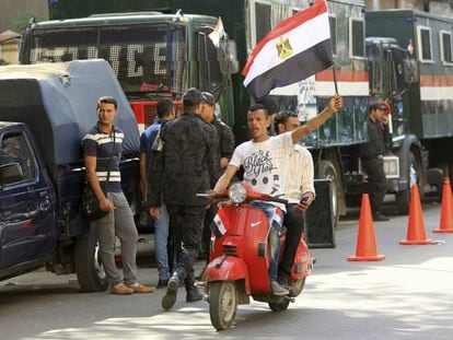 Un hombre ondea una bandera egipcia durante una protesta en El Cairo este lunes. 