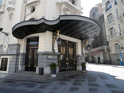 Entrada del Hotel Palace, cerrada en la tercera semana de marzo por la declaración del estado de alarma.