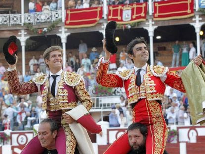 El Juli y Perera salen a hombros en Gij&oacute;n. 