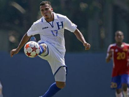 Arnold Peralta controla el balón durante un partido de clasificación de Honduras para el Mundial 2014.