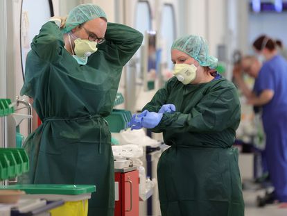 Personal sanitario en el Hospital Universitario de Essen (Alemania), que trata pacientes trasladados de Francia, este miércoles.