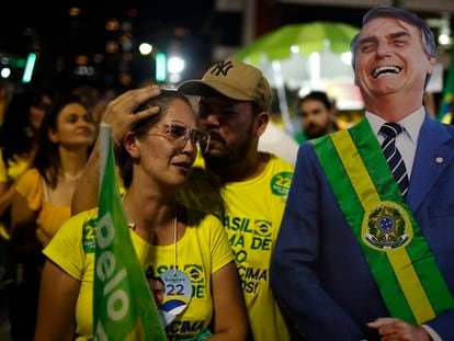 Seguidores del candidato Jair Bolsonaro al termino de la jornada electoral de este domingo en Río de Janeiro.