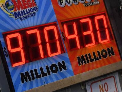 A sign displays the Mega Millions and Power Ball jackpots on October 19, 2018 in New York City. - The Mega Millions jackpot is currently up to $970 million. (Photo by ANGELA WEISS / AFP)