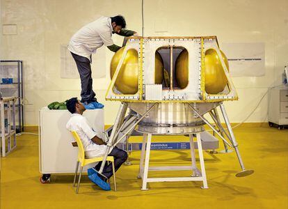 Un rover de exploración lunar en la Instalación Espacial TeamIndus, en Bangalore (India).