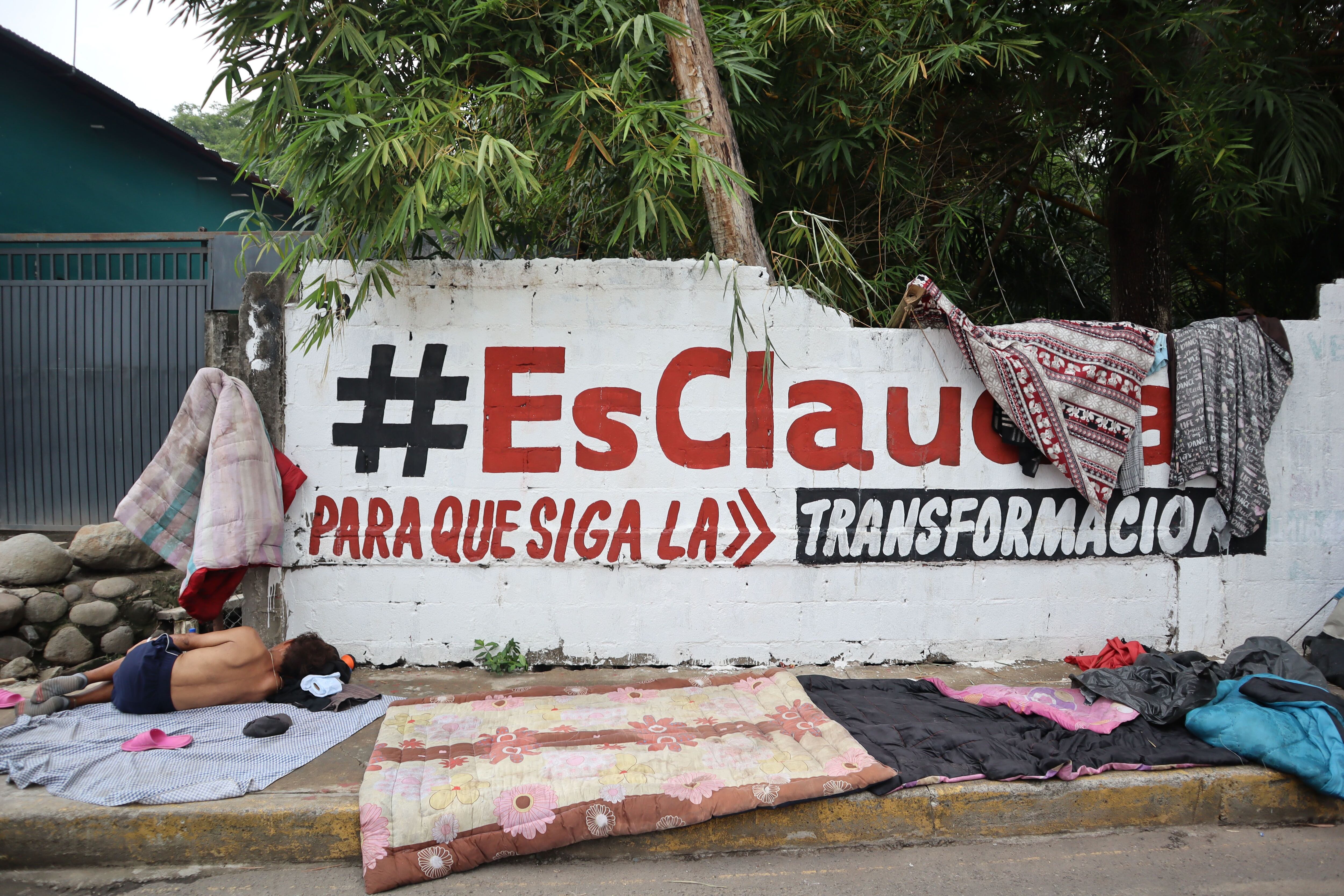 Una barda con la leyenda #EsClaudia en apoyo a Claudia Sheinbaum en Tapachula (Chiapas), frente a la cual migrantes en tránsito pasaron la noche, el 23 de mayo.