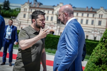 Los presidentes de Ucrania, Volodímir Zelenski, y del Consejo Europeo, Charles Michel, el pasado 1 de junio en Bulboaca, Moldavia. 