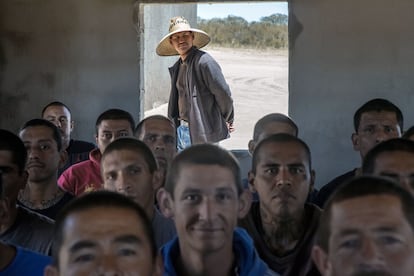 Internos del centro de rehabilitación La Caridad el Hongo son supervisados por un guardia mientras contemplan una película en domingo, su día de descanso. Pincha en la imagen para ver la fotogalería completa.