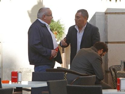 El empresario Ángel Fenoll (izquierda) conversa con José Vicente Gregory cerca de la Audiencia de la Alicante este viernes.