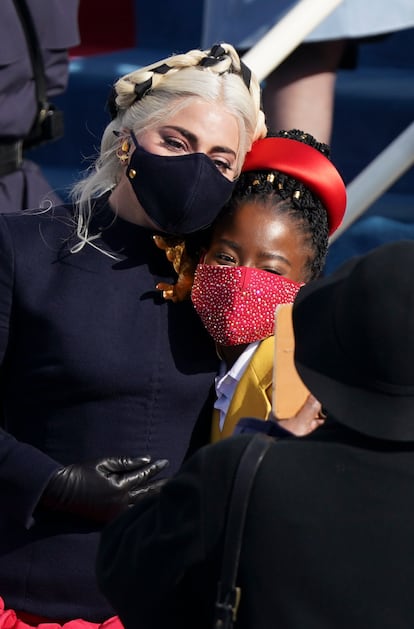 Amanda Gorman con Lady Gaga,en Washington.