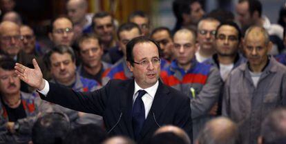 Hollande junto a los obreros de la f&aacute;brica de Alstom, en Le Creusot, Francia. 