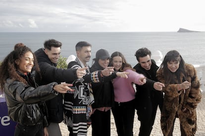 Los participantes en la segunda semifinal del Benidorm Fest, en un posado en la ciudad alicantina este lunes.