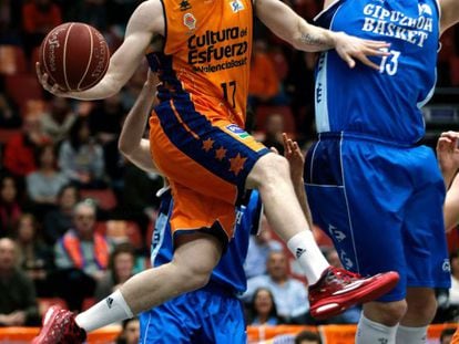 Rafael Martínez,del Valencia y David Doblas, del Gipuzkoa Basket.