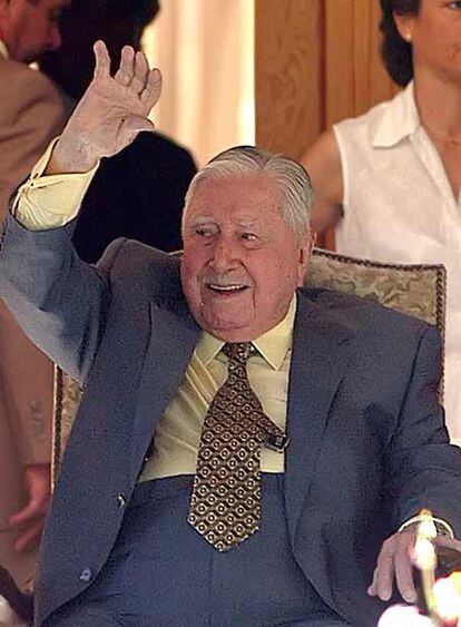 Pinochet saluda a sus partidarios en su última aparición con motivo de su 91º cumpleaños, el 25 de noviembre.