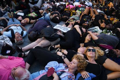 Centenares de personas tumbadas en el suelo durante una manifestación contra las políticas migratorias, en la Plaza del Callao.