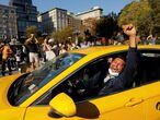 Un taxista levanta el puño mientras seguidores de Baiden y Harris celebran la victoria demócrata en Nueva York.