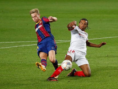 Jules Kounde intercepta un disparo de Frenkie de Jong este domingo en el Camp Nou.