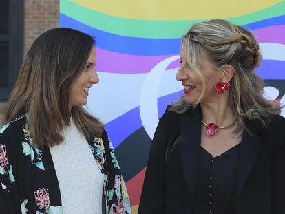 Ione Belarra y Yolanda Díaz en un acto institucional con motivo del Día del Orgullo, en Madrid, en 2022.