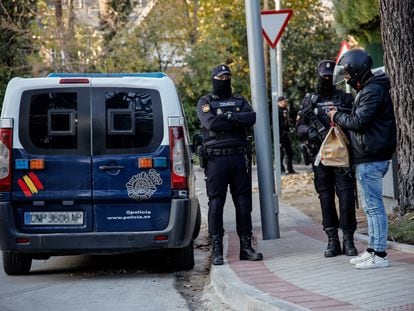 Un vehículo y varios agentes de Policía Nacional en las inmediaciones de la embajada de Ucrania tras ser acordonada el pasado día 2 de diciembre.