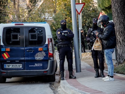 Un vehículo y varios agentes de Policía Nacional en las inmediaciones de la embajada de Ucrania tras ser acordonada el pasado día 2 de diciembre.