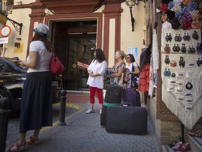 Turistas en una calle de Sevilla.