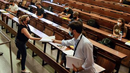 El tribunal de la Universidad de Economía y Empresa de Barcelona, reparte los exámenes de acceso a la universidad.