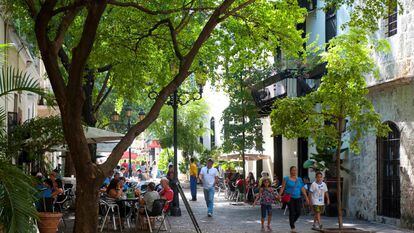 Terrazas en la acogedora calle de El Conde, próximo a la de Las Damas; ideal para pasear durante el atardecer.