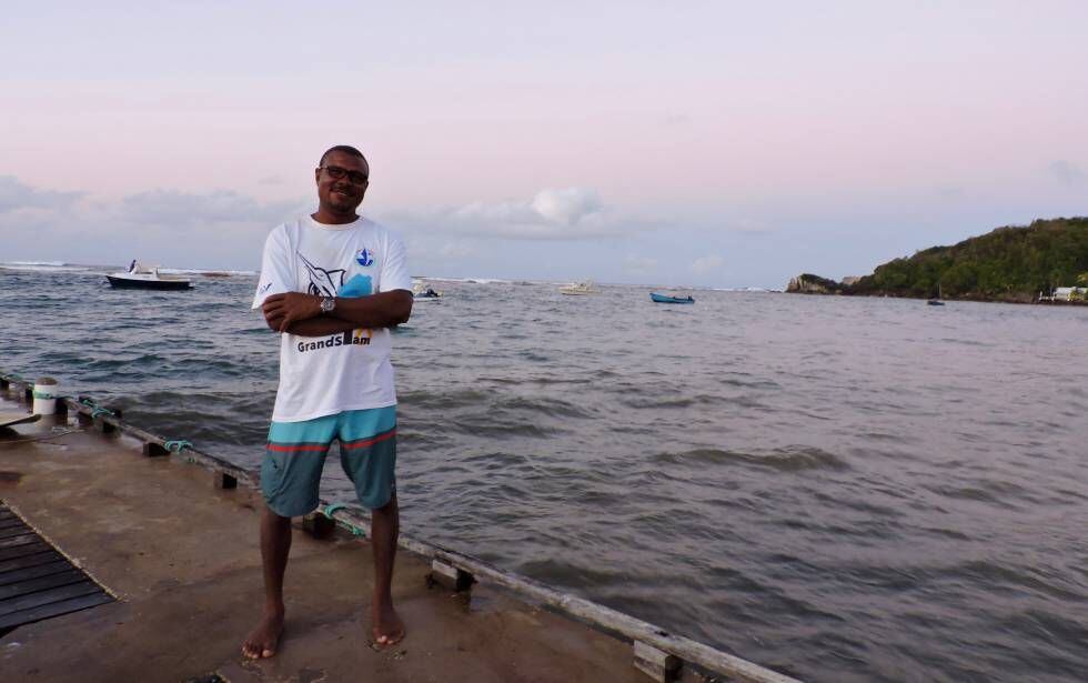 Alan Bradshaw, en el pantalán tras acabar su faena en la costa Este de Barbados.
