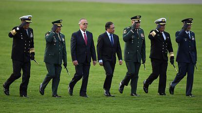 La nueva cúpula militar de Colombia camina junto al presidente , Gustavo Petro, y el ministro de Defensa, Iván Velásquez, el 20 de agosto de 2022.