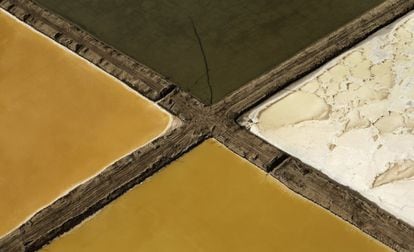 El fotógrafo Patrick Baz captura los colores y la textura de una de las zonas desérticas más importantes del planeta. En la imagen, vista aérea de una zona agrícola cerca del pueblo de Jinta en China.