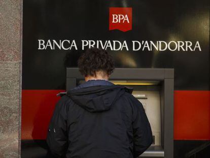 Un cliente saca dinero de un cajero de Banca Privada d&#039;Andorra.