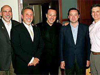 De izda. a dcha., Rick Dobbies, presidente de Sony Music International; Emilio Estefan, presidente de Crescent Moon Records; Thomas D. Mottola, Jaime de Polanco y Bob Bowlin, viceprsidente de Somy Music Entertainment.